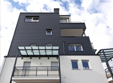 Fasádní šindel s typicky kosodelníkovým tvarem je vhodný jak pro malé a členěné plochy, tak pro velkoplošné fasády. Je vysoce flexibilní a se zárukou 40 let na jakost materiálu a barvu. Cena od 629 Kč/m².