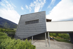 Lehké a odolné hliníkové panely FX.12 o rozměrech 1400x420 a 700x420 mm se vyznačují velmi specifickým efektem: díky nepravidelným zlomům a v závislosti na úhlu slunečního svitu nabízejí vždy jinou tvář a dávají budově působivý, proměnlivý vzhled. Celý systém je bezúdržbový, není ho tedy třeba natírat, a při dodržení montážních pravidel na něj lze poskytnout 40letou záruku. Cena od 950 Kč/m².