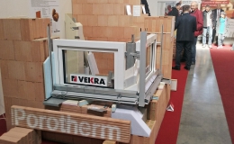 Rohové okno před montáží rohových schránek Porotherm Vario UNI 100