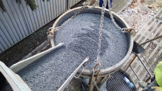 Obr. 4: Plnění bádie z autodomíchávače