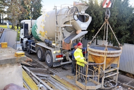 Obr. 5: Plnění bádie z autodomíchávače