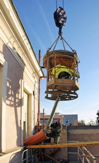 Obr. 7: Ukládání těžkého betonu na stavbě