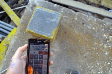 Obr. 10: Odběr vzorku na stavbě pro kontrolu objemové hmotnosti