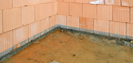 Voda po dešti na základové nebo stropní desce