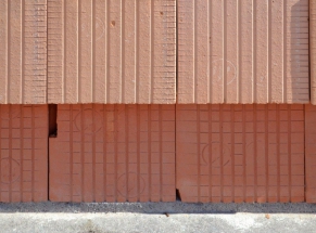 Nedodržená vazba zdiva mezi soklem a navazující stěnou