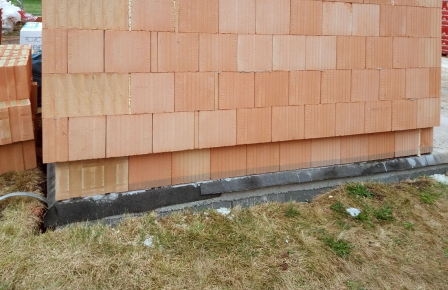 Správná vazba zdiva mezi soklem a navazující stěnou