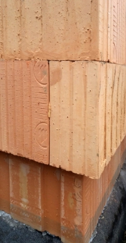 Použití doplňkového tvaru cihly v rohu stěn