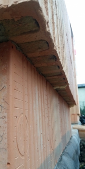 Přesah navazující stěny přes soklové cihly