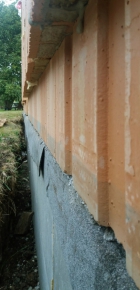 Soklové cihly se zalícují se základem