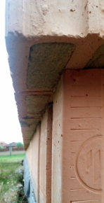 Použití doplňkového tvaru cihly v rohu stěn