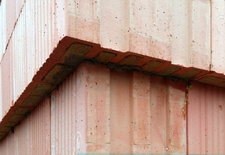 Chybné použití vazby v rohu ze soklových cihel tl. 300 mm – roh není křížem převázán