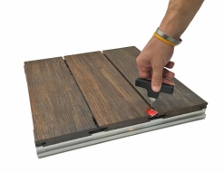 Pokládku pouze za pomoci nohou, tedy jednoduchým zašlápnutím, umožňuje systém EasyClick