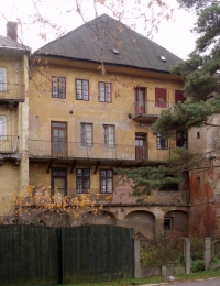 Dům ze smíšeného zdiva a s klenbami se nacházel ve skalnatém svahu, výhodou byly relativně suché sklepy