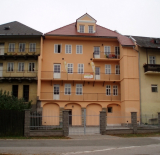 Pastelová barva omítky (Weber-Terranova) podtrhuje poetiku historického centra