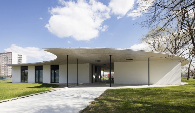 Obr. 3a: Centrum pro handicapované studenty se studentským klubem Jihočeské university v Českých Budějovicích