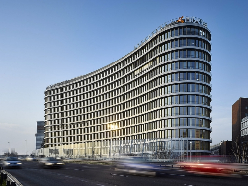 Koncepce administrativního centra vycházela z charakteru území, zároveň akcentuje dominantní pozici při městské dopravní tepně