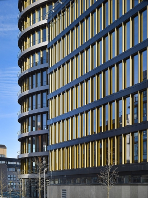 Pásy parapetů s předsazenými římsami a integrovanými kryty žaluzií