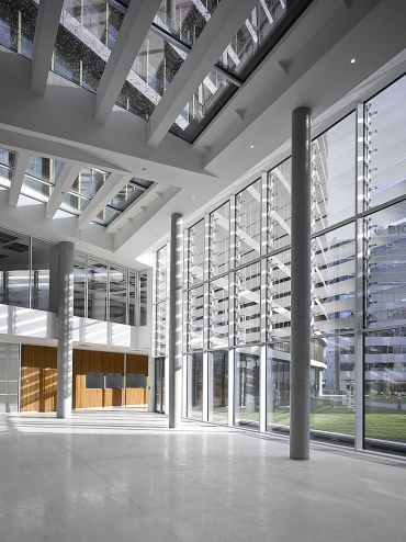 Nad prostorem vstupní haly je páteřní betonový nosník uložený na betonovou konstrukci stavby, který slouží jako nosič těles osvětlení a technologií. Kromě toho na něj byly uloženy ocelové krokve, na nichž leží zasklívací systém a vlastní zasklení.