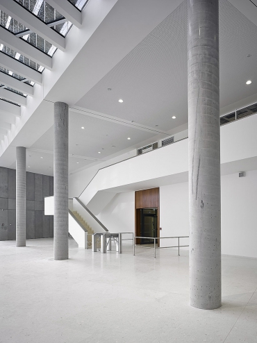 Nad prostorem vstupní haly je páteřní betonový nosník uložený na betonovou konstrukci stavby, který slouží jako nosič těles osvětlení a technologií. Kromě toho na něj byly uloženy ocelové krokve, na nichž leží zasklívací systém a vlastní zasklení.