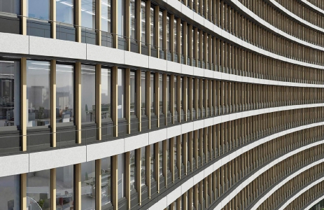 Fasáda vyššího křídla akcentuje dynamiku uliční strany objektu křivkovými pásy parapetů, které jakoby naznačují směr pohybu na magistrále