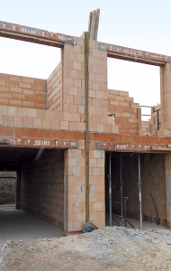 Obr. 2: U řadových domů je třeba od sebe jednotlivé domy oddělit od základů až po střechu