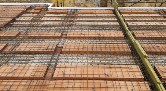 Obr. 2: U řadových domů je třeba od sebe jednotlivé domy oddělit od základů až po střechu