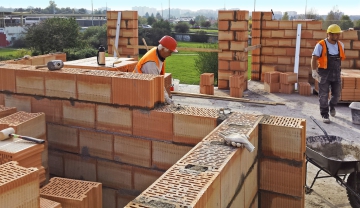 Obr. 4: Zdění bytového domu z cihel HELUZ (v popředí cihly HELUZ AKU 25 MK)