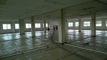 Cementový potěr Cemflow v nebytovém prostoru