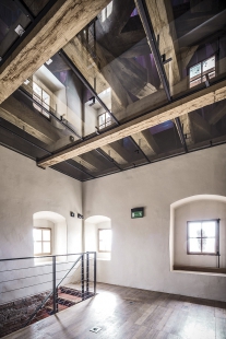 Poslední, desáté podlaží věže s vyhlídkou do okolí i do konstrukce střešní báně