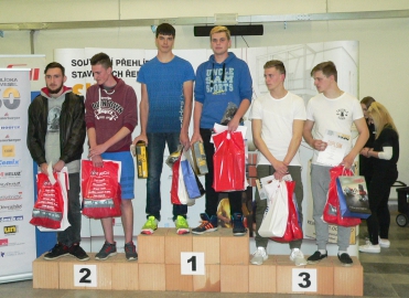 Vítězové mezi truhláři. 1 místo Marek Sedlář a Lukáš Dušek ze SOU Hluboš, 2. místo Jiří Kundela a Michal Buk ze SŠ stavební Jihlava, 3. místoi Jan Mimra a Matěj Franc ze SPŠ a SOU Pelhřimov