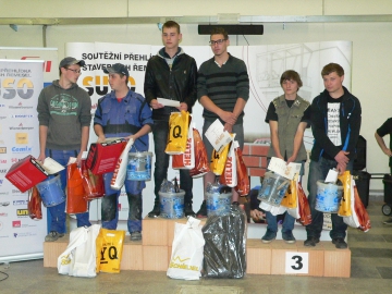 Vítězové mezi zedníky. 1. ímísto Jakub Landa a Matěj Žucha ze SPŠ strojní a stavební Tábor, 2. místo Václav Šalda a Jan Vrzal ze ISŠ Rakovník, 3. místo Tomáš Hulec a  Martin Melichar ze SOU stavební, Plzeň