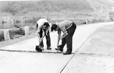 Obr 2: Zalévání spár vozovky silnice po břehu Vltavy v Nové Rabyni, říjen 1955