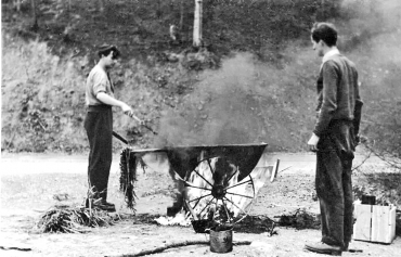 Obr 3: Tavení asfaltu s pryží při cca 180–200 °C, Rabyně