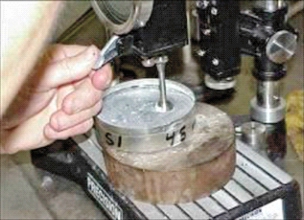 Obr. 11: Měření resilience podle ASTM