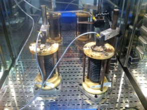 Obr. 5: Ukázka vlnovcové formy pro měření objemových změn, umístění vzorků v klimatické komoře