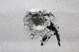 Obr. 8: Účinek střelné zbraně na kompozit vyztužený ocelovými vlákny