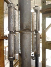 Obr. 8: Měření vlivu svařování na napětí v táhle (pro samotný návrh mostu bylo třeba udělat řadu experimentů a měření)