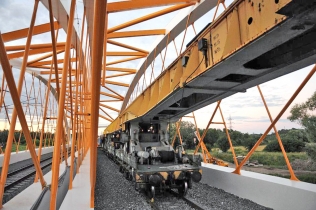 Obr. 12: Zatěžovací zkouška mostu jeřábem GEK 80, pohled směr Břeclav