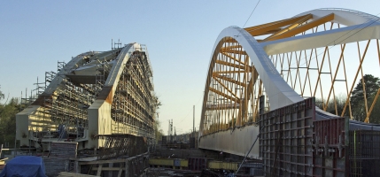 Obr. 14: Montáž táhel na druhé nosné konstrukci v příčně odsunuté poloze (pohled směr Höhenau)