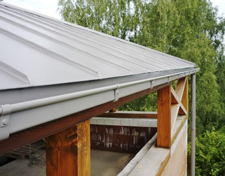 Obr. 1: Dvojitá stojatá drážka aplikovaná na svitkovém plechu Prefalz