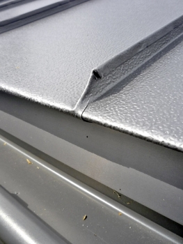 Obr. 2: Dvojitá stojatá drážka aplikovaná na svitkovém plechu Prefalz