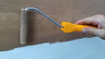 Na strukturu omítky imitující dřevěný povrch se nanáší vrchní lazurovací nátěr Decor Lazur
