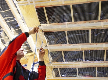 Podlahová fólie Ecofilm F má tloušťku 0,4 mm, zatímco stropní Ecofilm C jen 0,3 mm (u podlahy se uvažuje s vyšším mechanickým namáháním). Jiné jsou i šířky netopných okrajů – podlahová fólie má netopné okraje po stranách jen 25 mm, aby ji bylo možno dávat co nejblíže k sobě, stropní fólie má netopné okraje 50 mm, protože se obvykle fixuje k nosníkům SDK konstrukce a potřebujete širší okraj k uchycení.