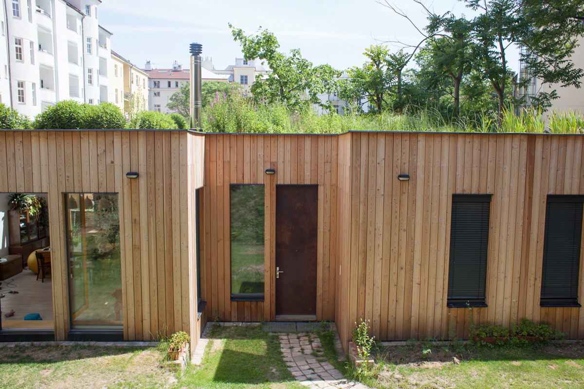 Dům s mokřadní střechou v Praze