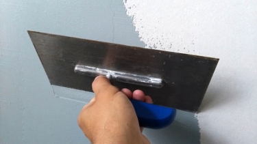 Nanášení první vrstvy omítky