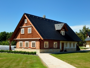 Betonová taška Bramac Tegalit jako řešení pro roubenky