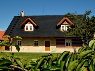 Betonová taška Bramac Tegalit jako řešení pro roubenky