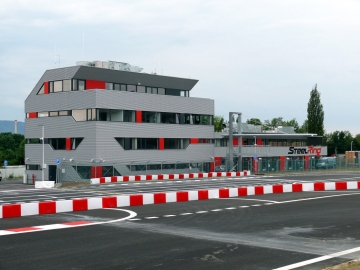 Objekty nového motokárového areálu v Třinci mají efektní fasádu a střechu od Lindabu