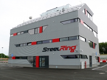 Objekty nového motokárového areálu v Třinci mají efektní fasádu a střechu od Lindabu