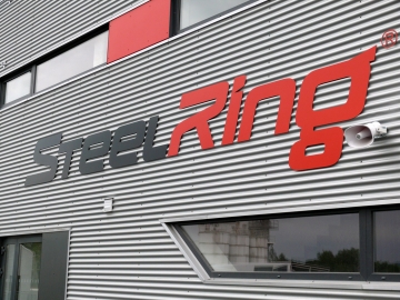 Objekty nového motokárového areálu v Třinci mají efektní fasádu a střechu od Lindabu